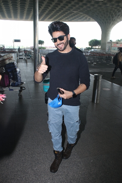 Mumbai: Dheeraj Dhooper and Vinny Arora Spotted At Airport Departure Monday 22th February 2021. (Photo: IANS)