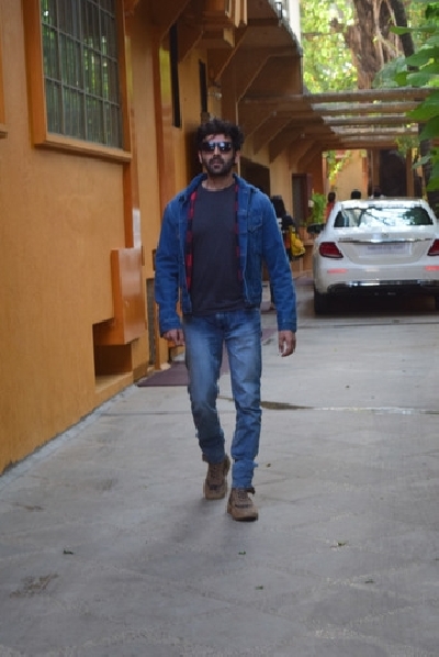 Mumbai: Kartik Aaryan And Kiara Advani Spotted Dance Class In Juhu on Saturday 06th March, 2021. (Photo: IANS)