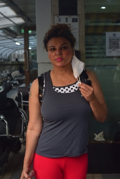 Mumbai: Rakhi Sawant Spotted Hospital in Juhu on Saturday 06th March, 2021. (Photo: IANS)