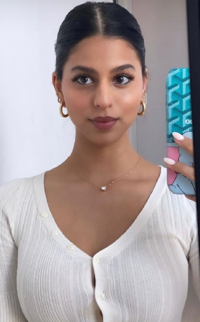 Suhana Khan makes an all-white statement in mirror selfie .