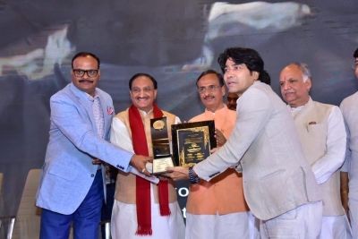 Dilip Arya receives UP Gaurav Samman for role of Dadua dacoit