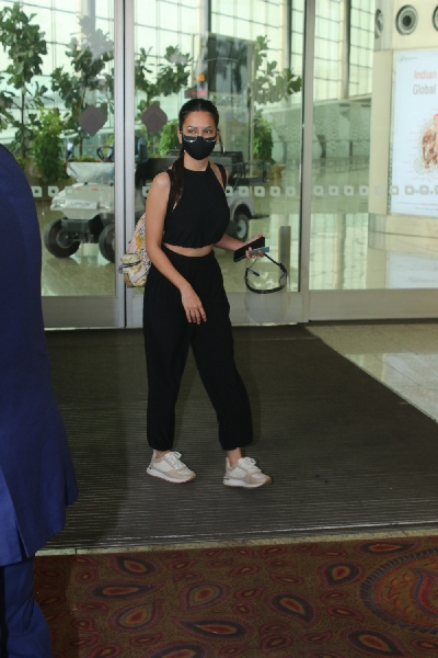 Mumbai: Kriti Kharbanda Spotted at Airport Departure on Wednesday 17th March, 2021. (Photo: IANS)