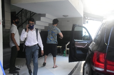 Mumbai: Shahid Kapoor Spotted at Bandra on Tuesday 16th March, 2021. (Photo: IANS)