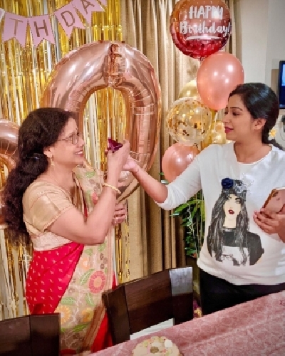 Shreya Ghoshal wishes mom on b