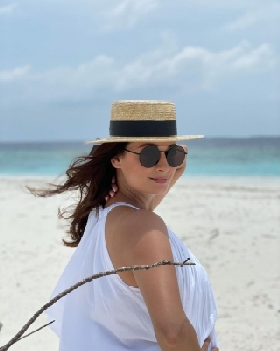 Dia Mirza poses with step-daughter in Maldivian vacay pic.(photo:instagram)