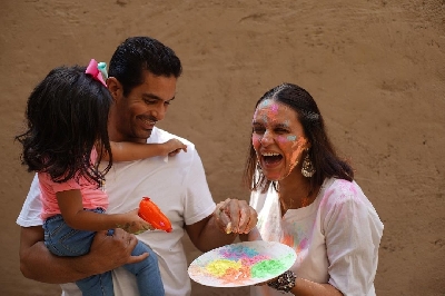 Bollywood wishes fans on Holi