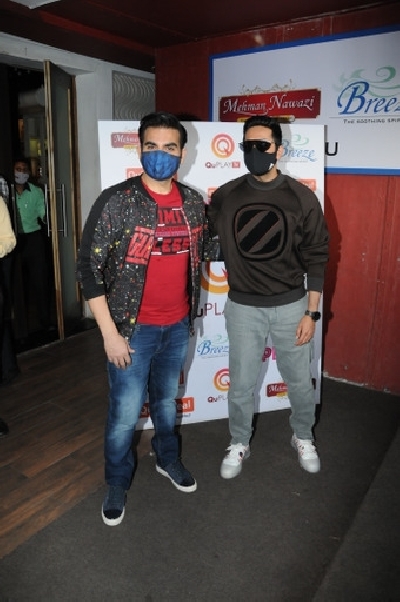 Mumbai: Arbaaz Khan & Ayushmann Khurrana Spotted Breeze Outside at Juhu On Sunday 04th April, 2021. (Photo: IANS)