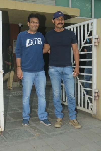 Mumbai: Randeep Hooda and Kamal Jain snapped after meeting in juhu On Sunday 04th April, 2021. (Photo: IANS)