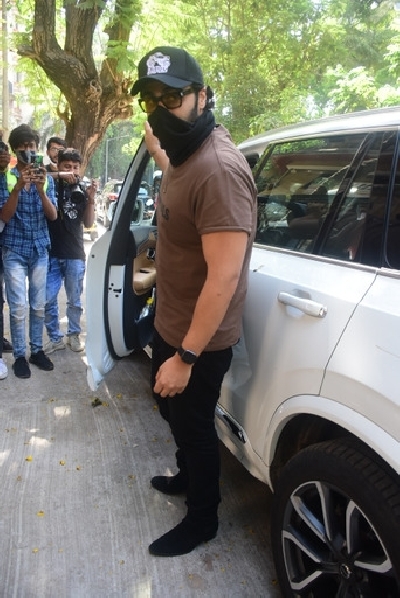 Mumbai: Arjun Kapoor & Malaika Arora spotted at Malaika Arora mother house in Bandra On Sunday 04th April, 2021. (Photo: IANS)