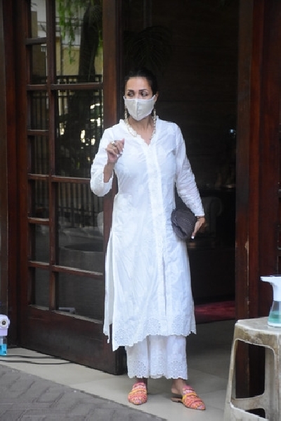 Mumbai: Malaika Arora spotted at her house in Bandra On Tuesday 06th April, 2021. (Photo: IANS)