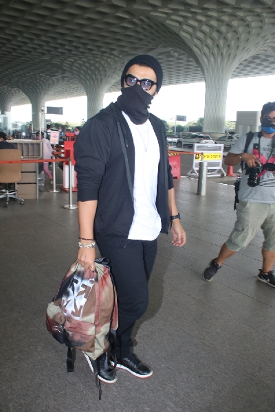 Arjun Kapoor spotted at airport departure on 14 April,2021.(Photo: Sanjay Tiwari/IANS)