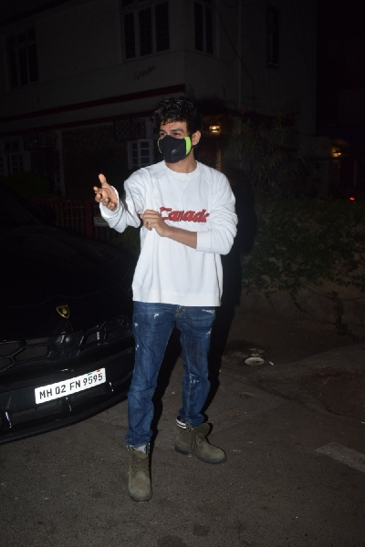 Kartik ariyan spotted at Friend house in Bandra.(Photo: Sanjay Tiwari/IANS)