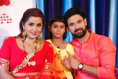 Kajal Raghwani hands over Jai Yadav to Khesarilal Yadav, photo goes viral.