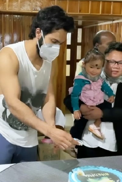 Kriti shares hilarious video of Varun from 'Bhediya' sets.(photo:Instagram)