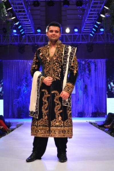 Mumbai:  Actor Mimoh Chakraborty displays creation of fashion designers Reshma and Riyaz Gangji during the Libas celebration in Mumbai on May 31, 2015. (Photo: IANS)