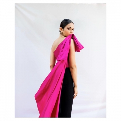 Rakul Preet strikes a pretty pink pose.(Photo:Instagram)