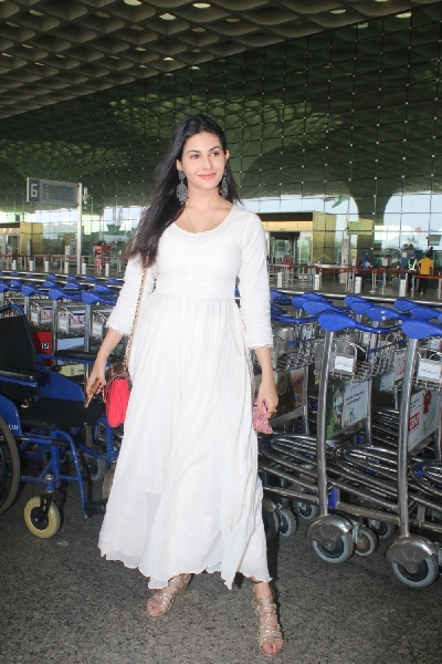 Mumbai: Amyra Dastur Spotted at Airport Departure in Mumbai on Monday, 26 April, 2021. (Photo: Sanjay Tiwari/IANS)