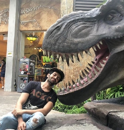 Kartik Aaryan's witty demo of how corona slides into 'unmasked faces'.(photo:Instagram)