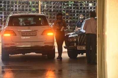 Mumbai: Rakul Preet Snapped at Her Residence Bandra On Monday, 24 May, 2021. (Photo: Sanjay Tiwari)