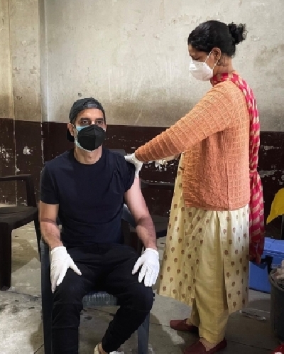 Tahir Raj Bhasin posts pic getting first jab for Covid-19