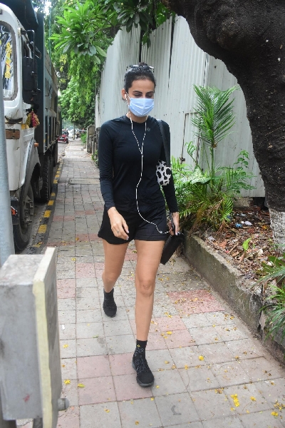 Mumbai: Mandana Karimi Spotted In Bandra On Wednesday, 2nd June, 2021.(Photo: Sanjay Tiwari)