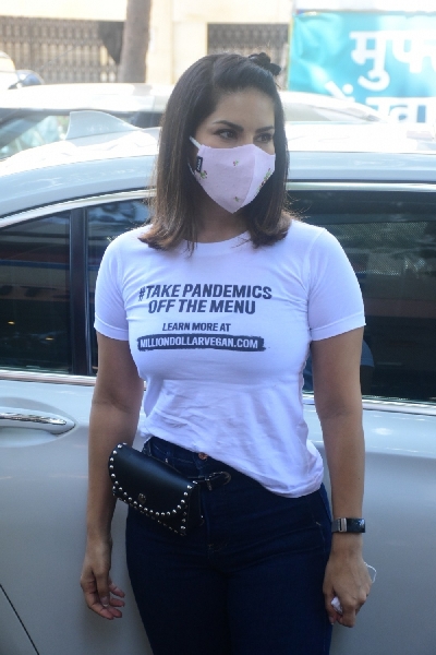 Mumbai: Sunny Leone with husband Daniel Weber spotted at Bandra On Sunday, 06 June, 2021.(Photo: Sanjay Tiwari)