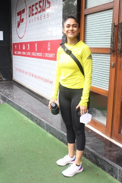Mumbai: Mrunal Thakur Spotted At Gym In Juhu on Friday June 18,2021.(Photo: Sanjay Tiwari/IANS)