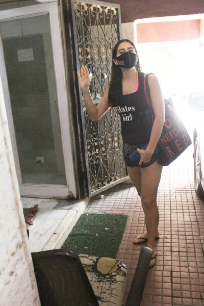 Mumbai: Janhvi Kapoor and Sara Ali Khan Spotted at Gym In Khar on Tuesday June 22, 2021.(Photo: Sanjay Tiwari/IANS)