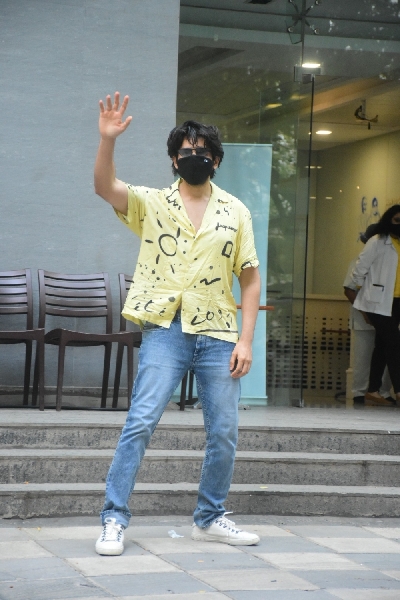 Mumbai: Kaartik Aryan, shradha das spotted at Hinduja hospital on Tuesday June 22, 2021.(Photo: Sanjay Tiwari/IANS)