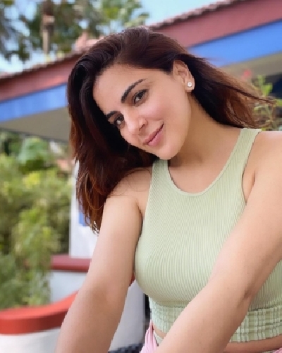 Shraddha Arya relaxes with Rishi Kapoor songs after a long day