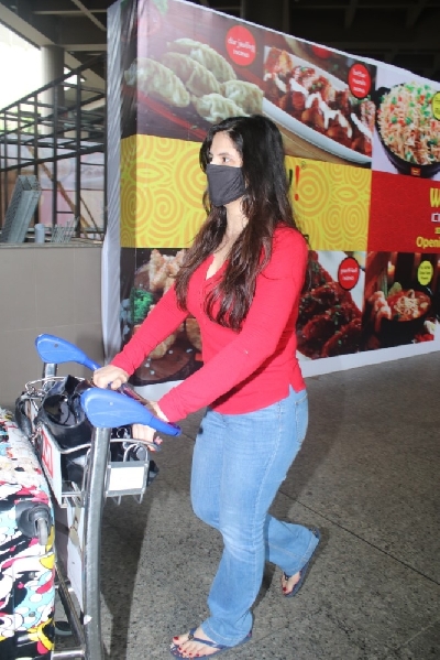 Mumbai: Zareen Khan Spotted at Airport Arrival on Thursday June 23, 2021.(Photo: Sanjay Tiwari/IANS)