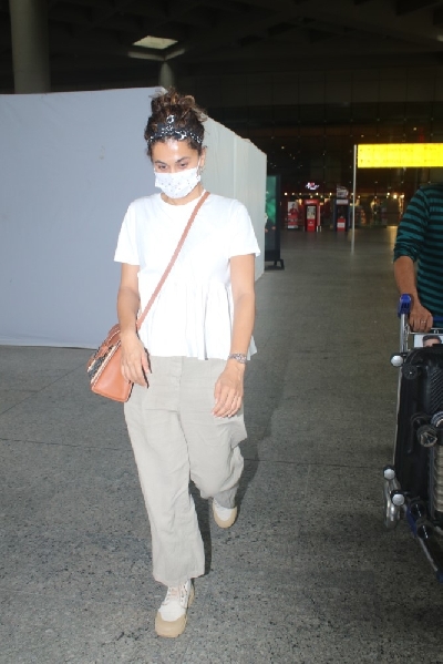 Mumbai: Taapsee Pannu Spotted at Airport Arrival on Thursday June 23, 2021.(Photo: Sanjay Tiwari/IANS)