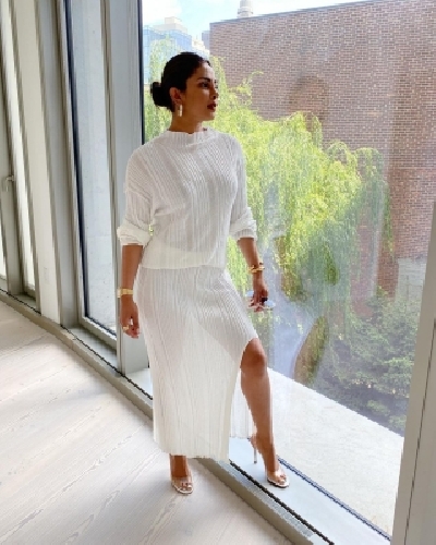 Priyanka Chopra goes all-white to celebrate Pride Month.(photo:Instagram)