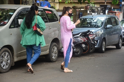 Mumbai: Hansika Motwani Spotted at Pet Clinic In Bandra on Tuesday June 29, 2021.(Photo: Sanjay Tiwari/IANS)