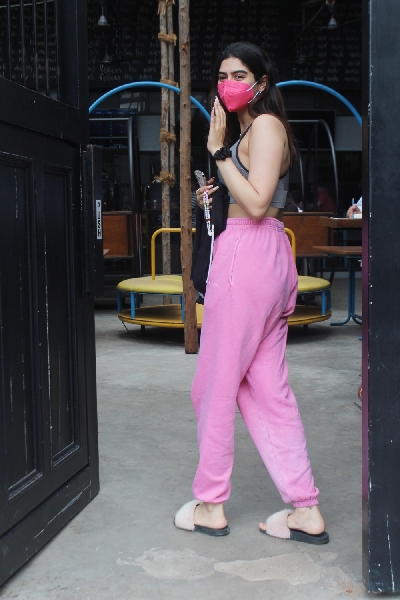 Mumbai : Khushi Kapoor Spotted at Juhu in Mumbai on Sunday, June 28, 2021. (Photo: IANS)