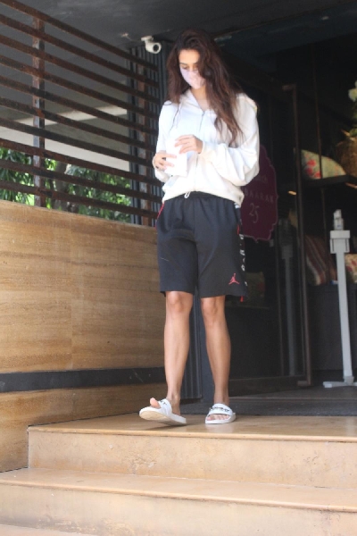 Mumbai: Disha Patani Spotted Outside Good Earth Juhu on Thursday July 01, 2021.(Photo: Sanjay Tiwari/IANS)