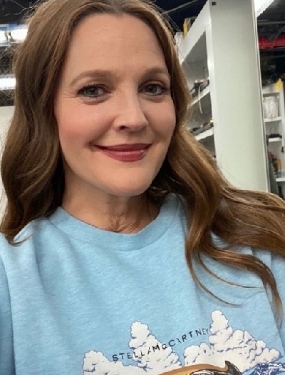 Hugh Grant, Drew Barrymore on their surprise kiss years ago.(photo:instagram)