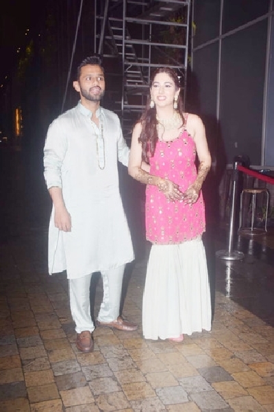 Mumbai: Rahul Vaidya and Disha Parmar pose for paparazzi at their mehendi ceremony on Wednesday July 14, 2021.(Photo: Sanjay Tiwari/IANS)