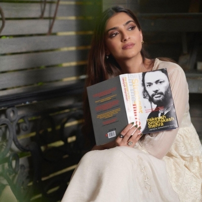 Sonam Kapoor unveils cover of Rakeysh Omprakash Mehra