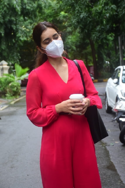 Mumbai: Rashi Khanna Spotted at Salon in Bandra on Thursday July 22, 2021.(Photo: Sanjay Tiwari/IANS)