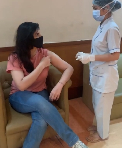 Zareen Khan takes Covid jab, celebrates 10 mn Insta followers.