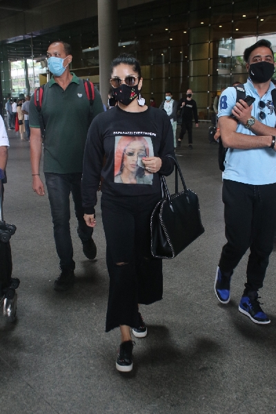 Mumbai: Sunny Leone spotted at airport arrival on Monday July 26, 2021.(Photo: Sanjay Tiwari/IANS)