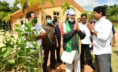 Amitabh Bacchan takes part in Green India Challenge.