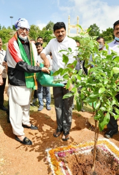 Amitabh Bacchan takes part in Green India Challenge.