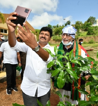 Amitabh Bacchan takes part in Green India Challenge.