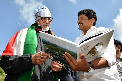 Amitabh Bacchan takes part in Green India Challenge.