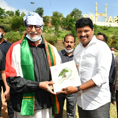 Amitabh Bacchan takes part in Green India Challenge.