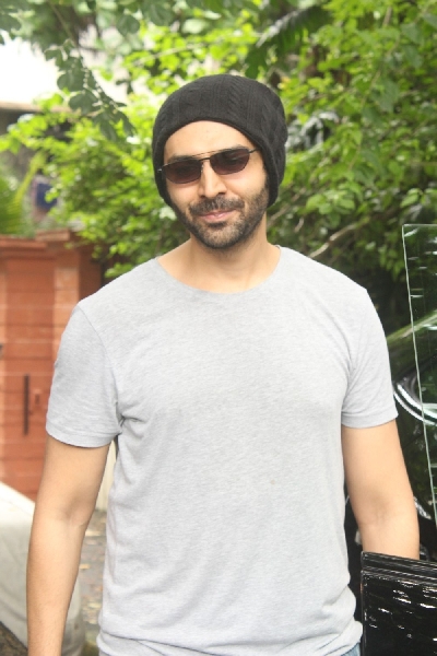 Mumbai: Kartik Aaryan Snapped At Juhu  on friday July 30, 2021.(Photo: Sanjay Tiwari/IANS)