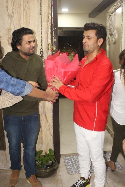 Mumbai: Sonu Nigam Birthday Celebration With Media at His House Versova on Friday July 30, 2021.(Photo: Sanjay Tiwari/IANS)