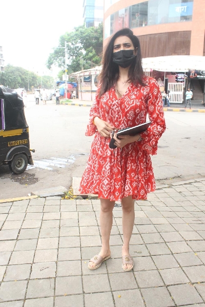 Mumbai: Indian actress Karishma Tanna Snapped at Kromakay Salon Juhu on Thursday July 29, 2021.(Photo: Sanjay Tiwari/IANS)